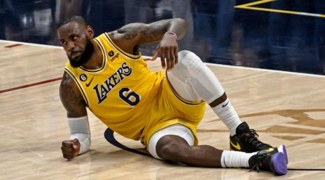 开云体育-0比2落后湖人依旧不慌 詹姆斯曾多次完成惊天逆转