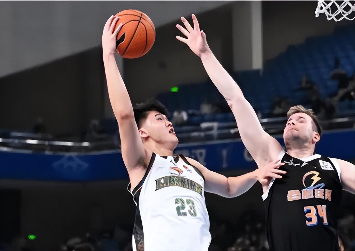 辽宁男篮，昨晚比赛用了一名新人，表现不错，但很快又被换了下去